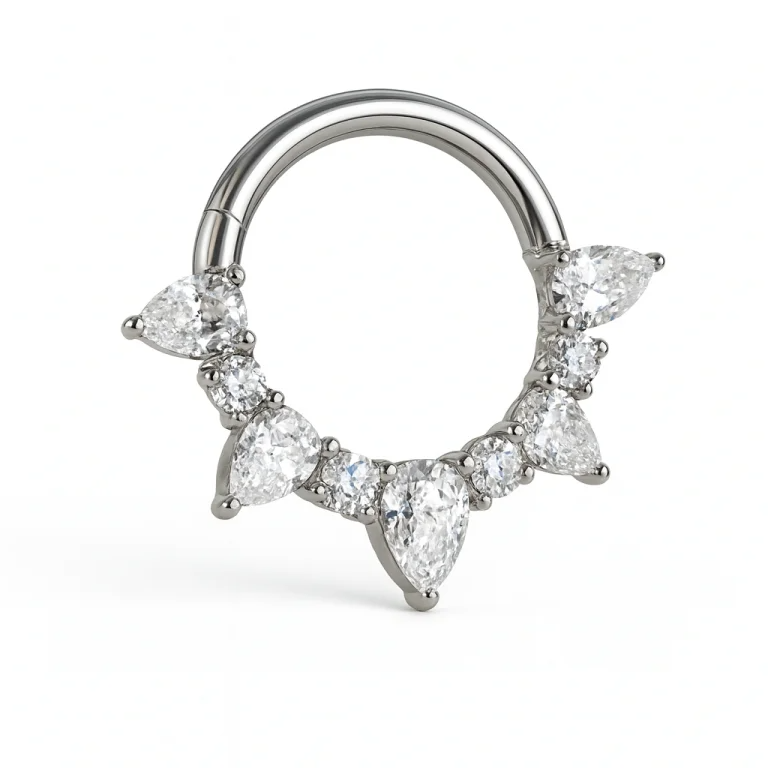 Il suo design minimalista e moderno lo rende un accessorio versatile, adatto a ogni stile e occasione. Grazie al pratico sistema clicker, si apre e chiude facilmente, assicurando comfort e stabilità durante l’uso quotidiano.