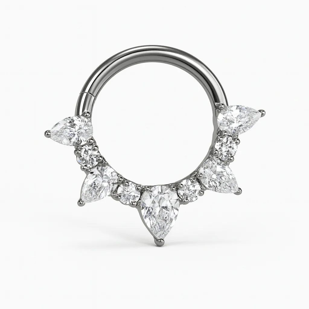 Il suo design minimalista e moderno lo rende un accessorio versatile, adatto a ogni stile e occasione. Grazie al pratico sistema clicker, si apre e chiude facilmente, assicurando comfort e stabilità durante l’uso quotidiano.