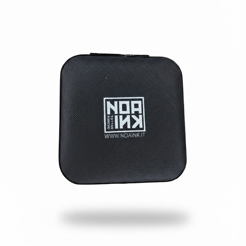 Porta gioielli Ink Case Noa Ink in colore nero opaco, dal design minimal e compatto. Custodia rigida con logo Noa Ink inciso, ideale per conservare o esporre orecchini e piercing in modo elegante e professionale.