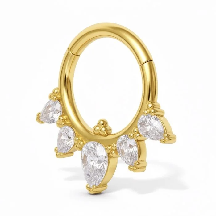 Il suo design Ophelia, ispirato all’eleganza classica, unisce linee delicate e una brillantezza naturale, rendendolo perfetto per chi desidera un gioiello discreto ma prezioso.