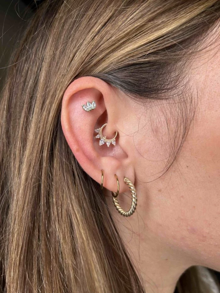 Il suo design Ophelia, ispirato all’eleganza classica, unisce linee delicate e una brillantezza naturale, rendendolo perfetto per chi desidera un gioiello discreto ma prezioso.