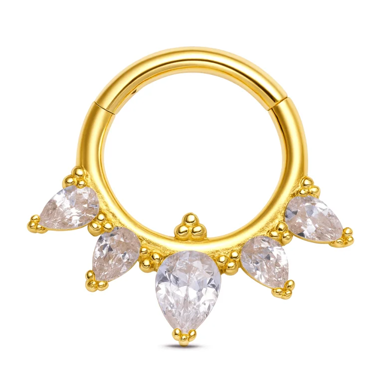 Il suo design Ophelia, ispirato all’eleganza classica, unisce linee delicate e una brillantezza naturale, rendendolo perfetto per chi desidera un gioiello discreto ma prezioso.