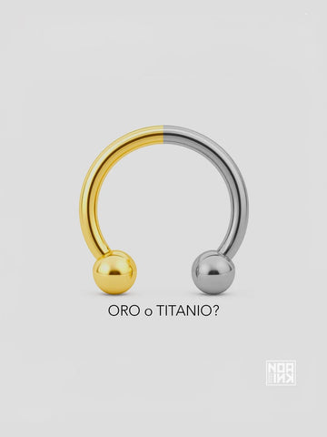 Piercing a cerchio metà oro e metà titanio: confronto tra materiali per gioielli da piercing.