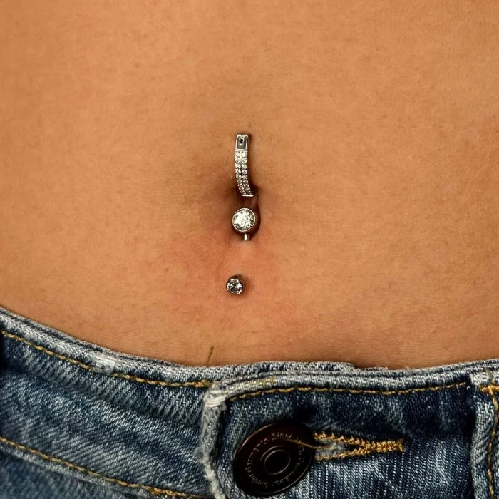 Aggiungi luce al tuo stile con il Perfect Navel in titanio: un piercing moderno, brillante e sicuro, realizzato in titanio ipoallergenico di alta qualità.