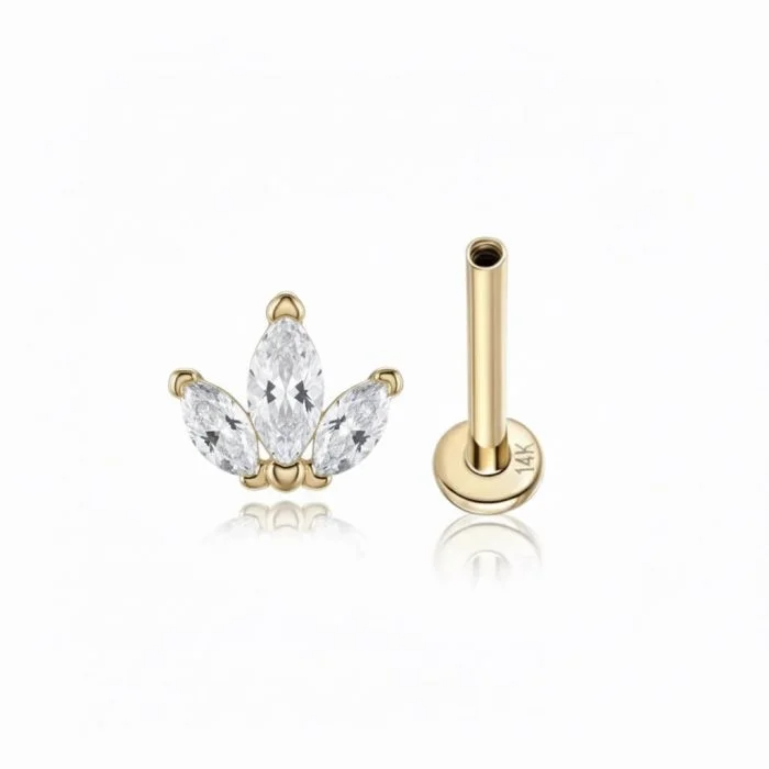 Il Petals Gold Piercing Oro è un gioiello che unisce femminilità e design contemporaneo. Ispirato alla delicatezza dei petali di un fiore, questo piercing in oro 14K cattura la luce in ogni movimento, donando al tuo orecchio un tocco di eleganza naturale.