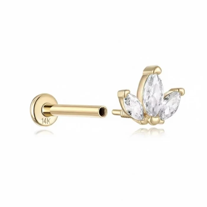 Il Petals Gold Piercing Oro è un gioiello che unisce femminilità e design contemporaneo. Ispirato alla delicatezza dei petali di un fiore, questo piercing in oro 14K cattura la luce in ogni movimento, donando al tuo orecchio un tocco di eleganza naturale.
