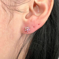 Gioiello piercing Flower Opal Color in titanio chirurgico con fiore di opale multicolore, anallergico e resistente, ideale per piercing helix o conch.