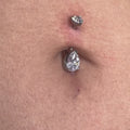 Piercing all’ombelico Gem Navel in titanio lucido con pietra luminosa – accessorio di alta qualità, perfetto per uno stile raffinato e sicuro sulla pelle.