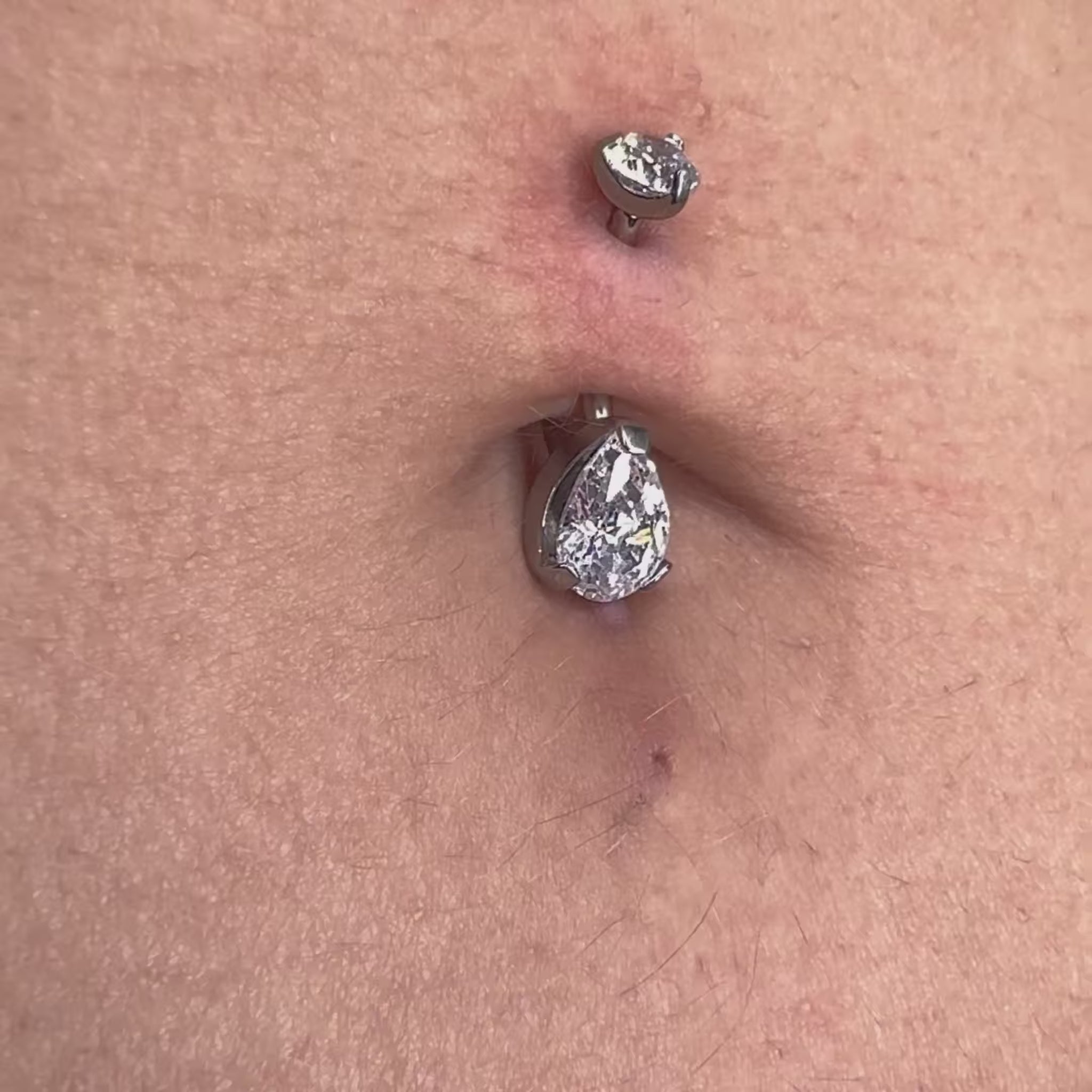 Piercing all’ombelico Gem Navel in titanio lucido con pietra luminosa – accessorio di alta qualità, perfetto per uno stile raffinato e sicuro sulla pelle.
