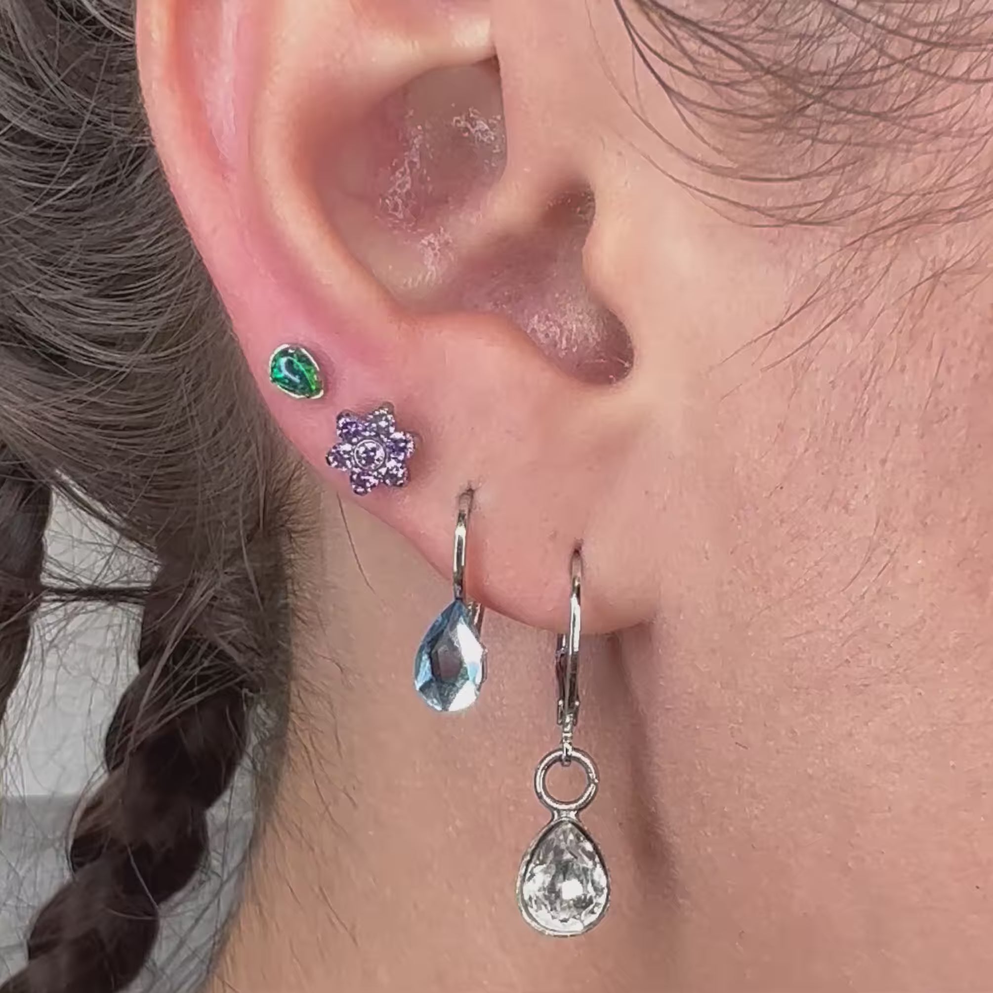 Piercing indossato Fiore Senza Filettatura (Threadless) in Titanio Chirurgico, un design delicato e confortevole. Chiusura a pressione, sicuro e anallergico, ottimo per qualsiasi cartilagine