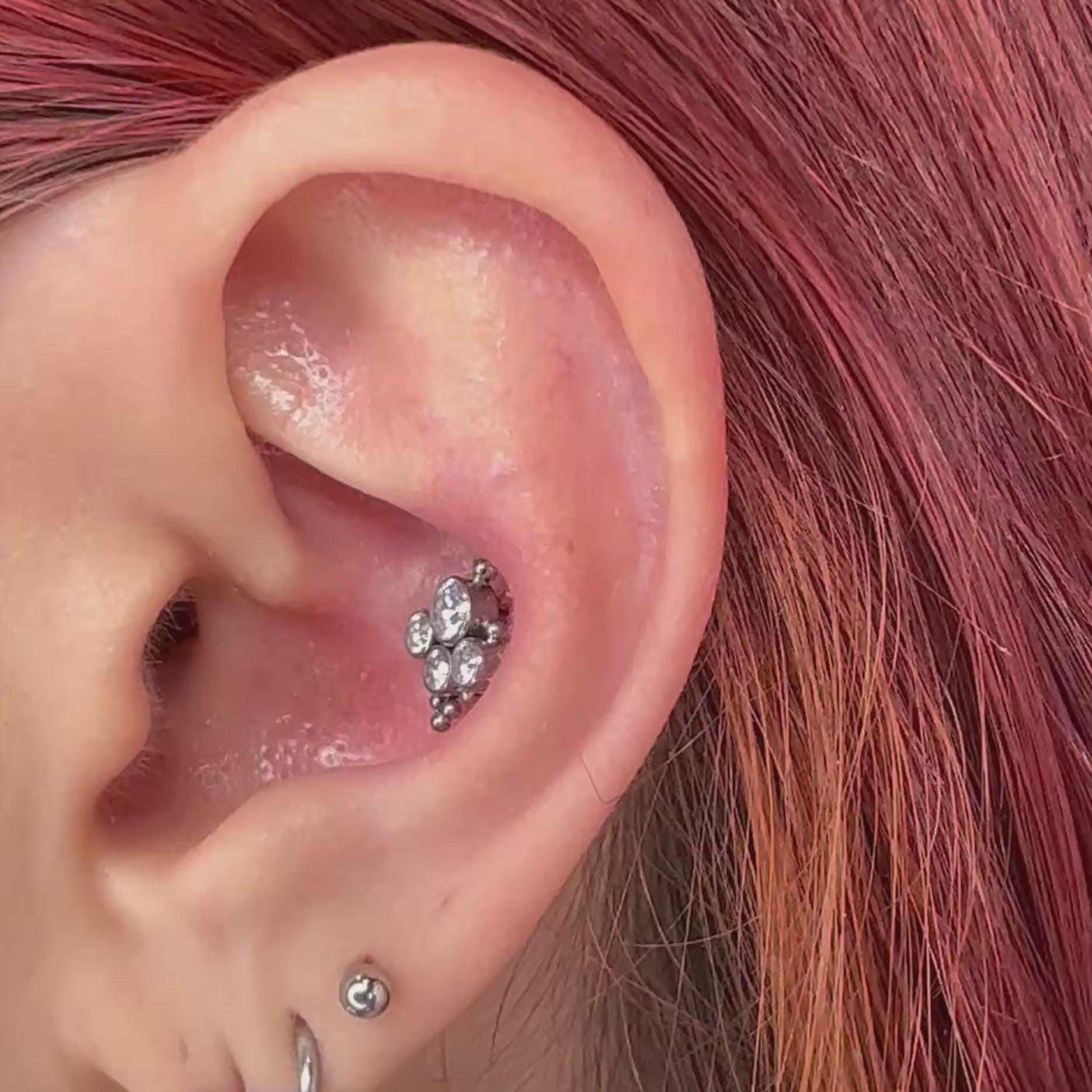 Il piercing “Egypt Cluster” in titanio unisce forza e mistero: quatrro cristalli che evocano la luce del sole d’Egitto. Un gioiello che racconta eleganza e potere.