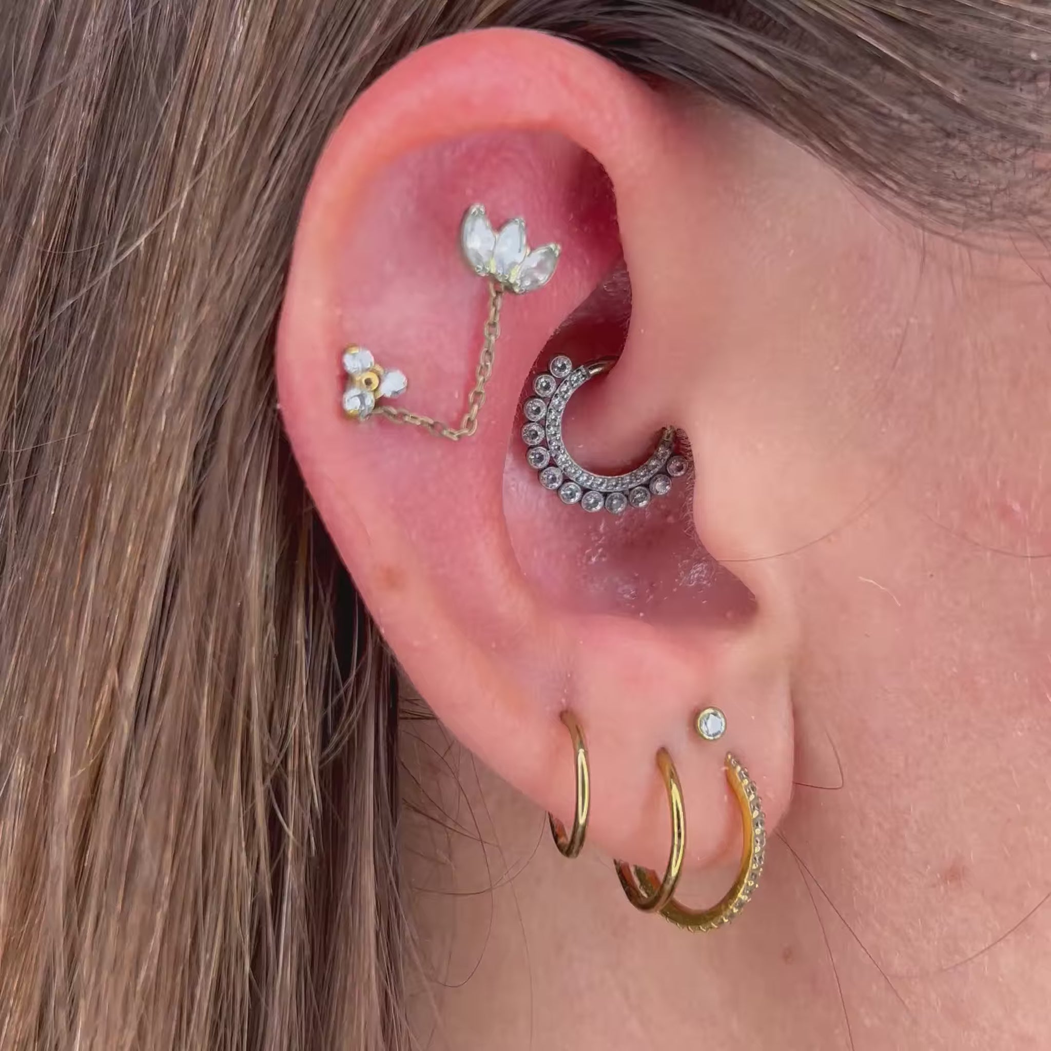 Il design Shiny Clicker, con finitura brillante e linee essenziali, dona un effetto luminoso e contemporaneo, perfetto per chi cerca un gioiello discreto ma d’impatto.
La struttura in titanio assicura resistenza, brillantezza e comfort durante tutto il giorno, mantenendo il piercing sempre elegante e impeccabi