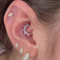 Piercing clicker in titanio ASTM F136 con zirconi taglio baguette. Ideale per daith e septum, leggero, biocompatibile e resistente. Eleganza e brillantezza per ogni occasione.