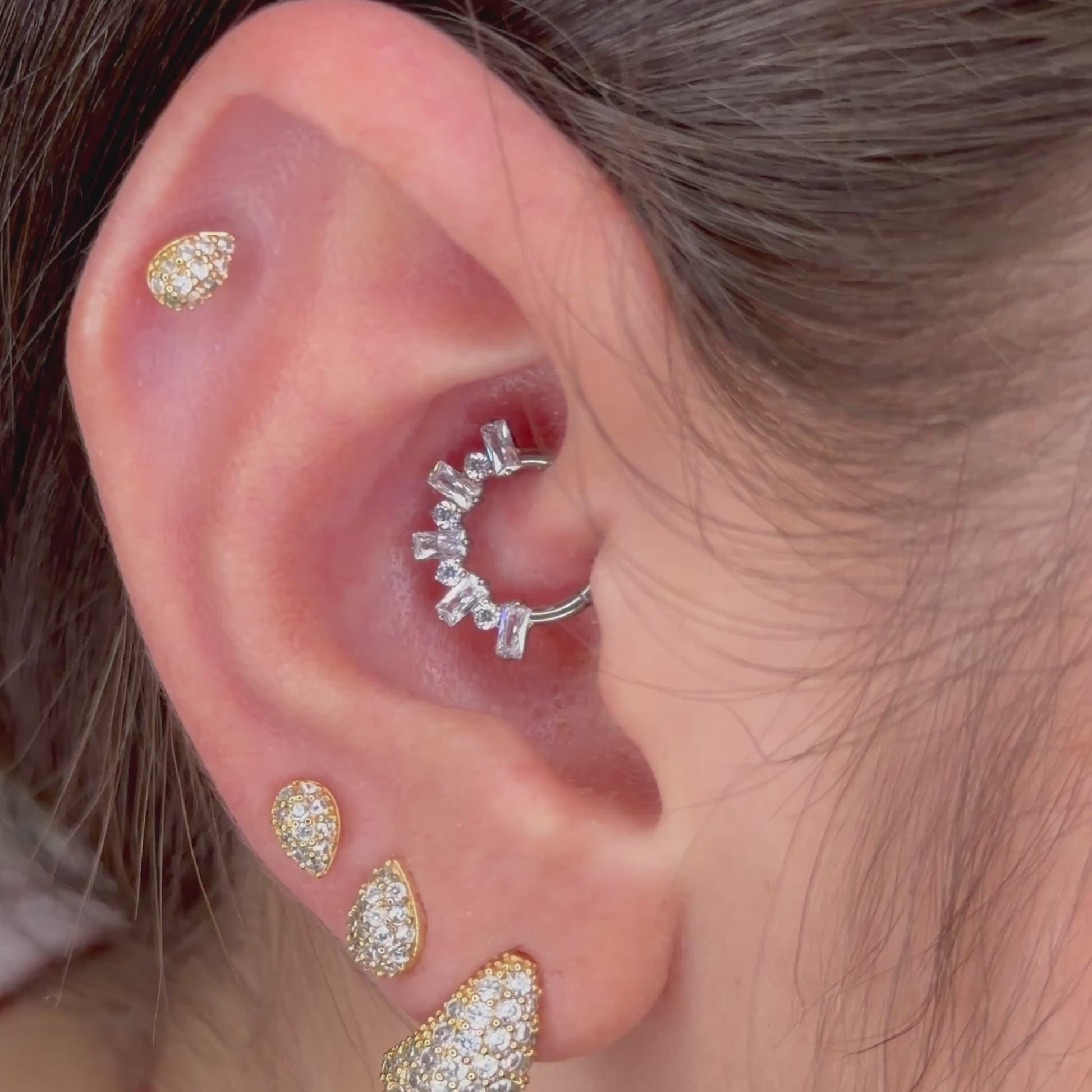 Piercing clicker in titanio ASTM F136 con zirconi taglio baguette. Ideale per daith e septum, leggero, biocompatibile e resistente. Eleganza e brillantezza per ogni occasione.
