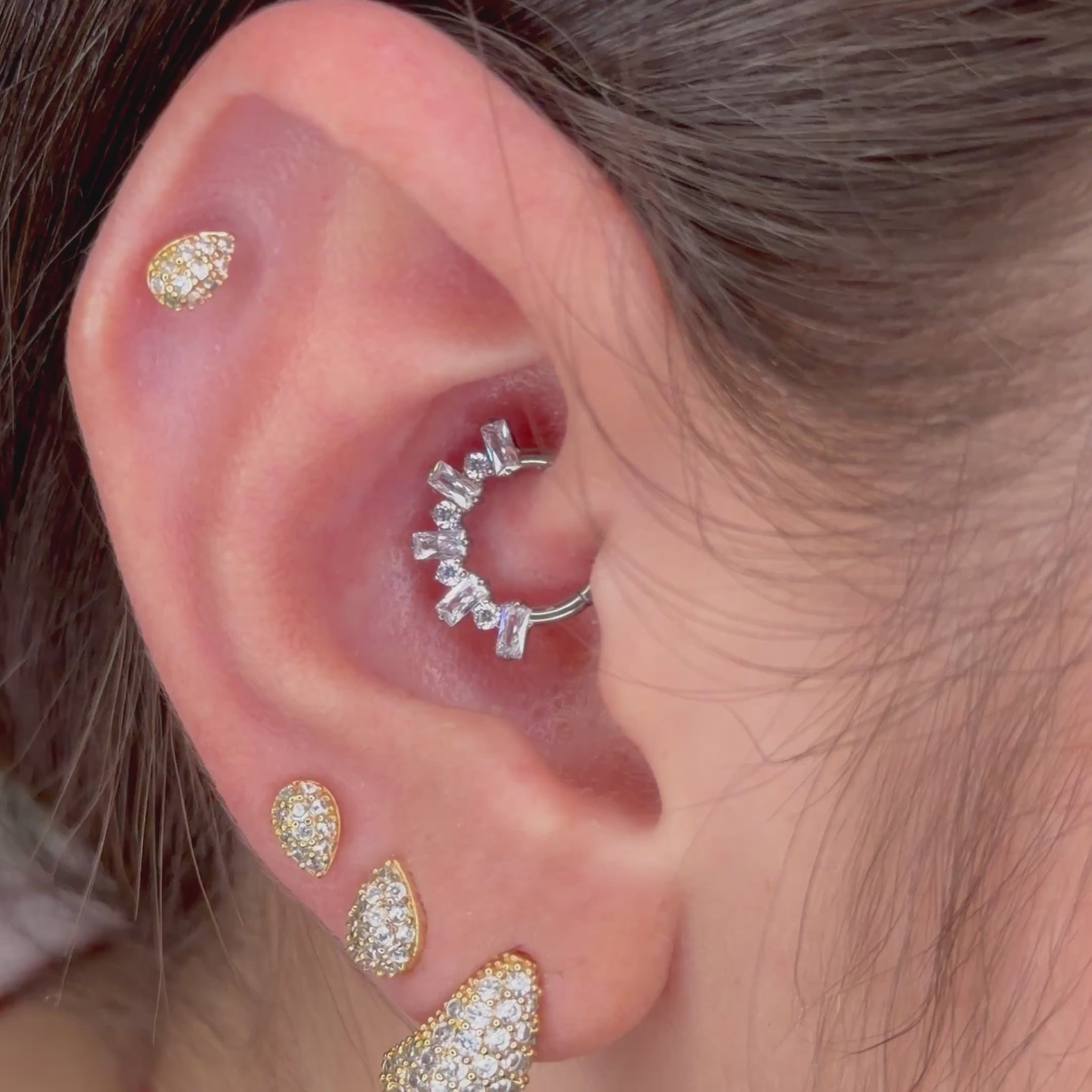 Piercing clicker in titanio ASTM F136 con zirconi taglio baguette. Ideale per daith e septum, leggero, biocompatibile e resistente. Eleganza e brillantezza per ogni occasione.