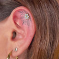 Flower White: piercing in titanio con fiore di cristalli bianchi, elegante e sicuro per pelli sensibili.