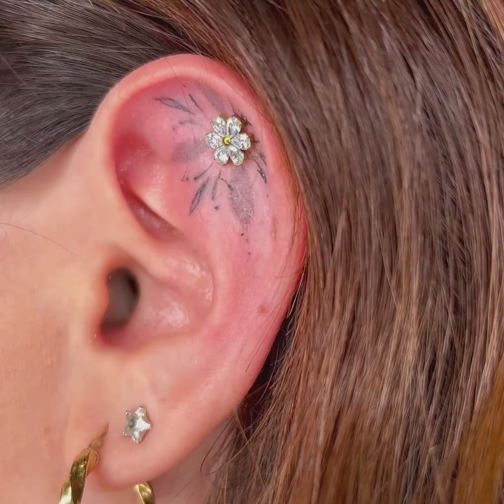 Flower White: piercing in titanio con fiore di cristalli bianchi, elegante e sicuro per pelli sensibili.