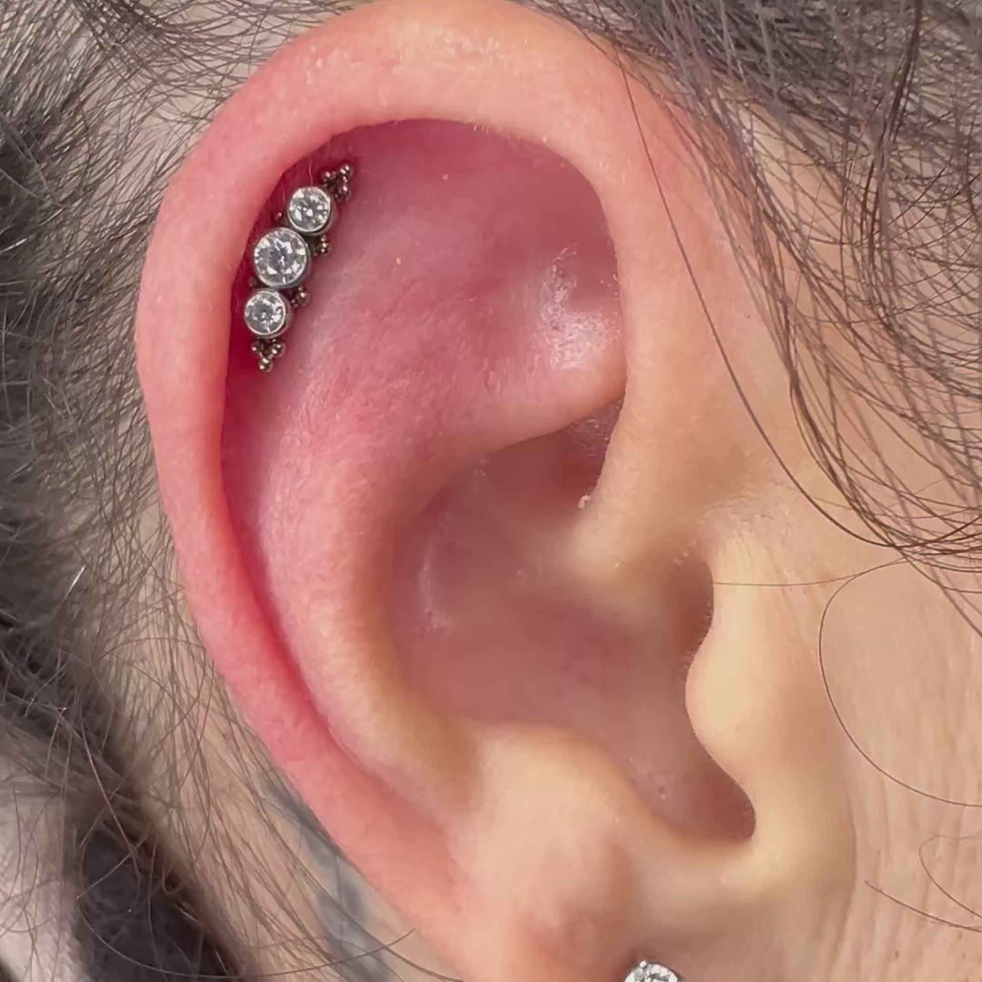 Cluster piercing a tre gemme (Crystal Cluster) in titanio anallergico, massima brillantezza.
