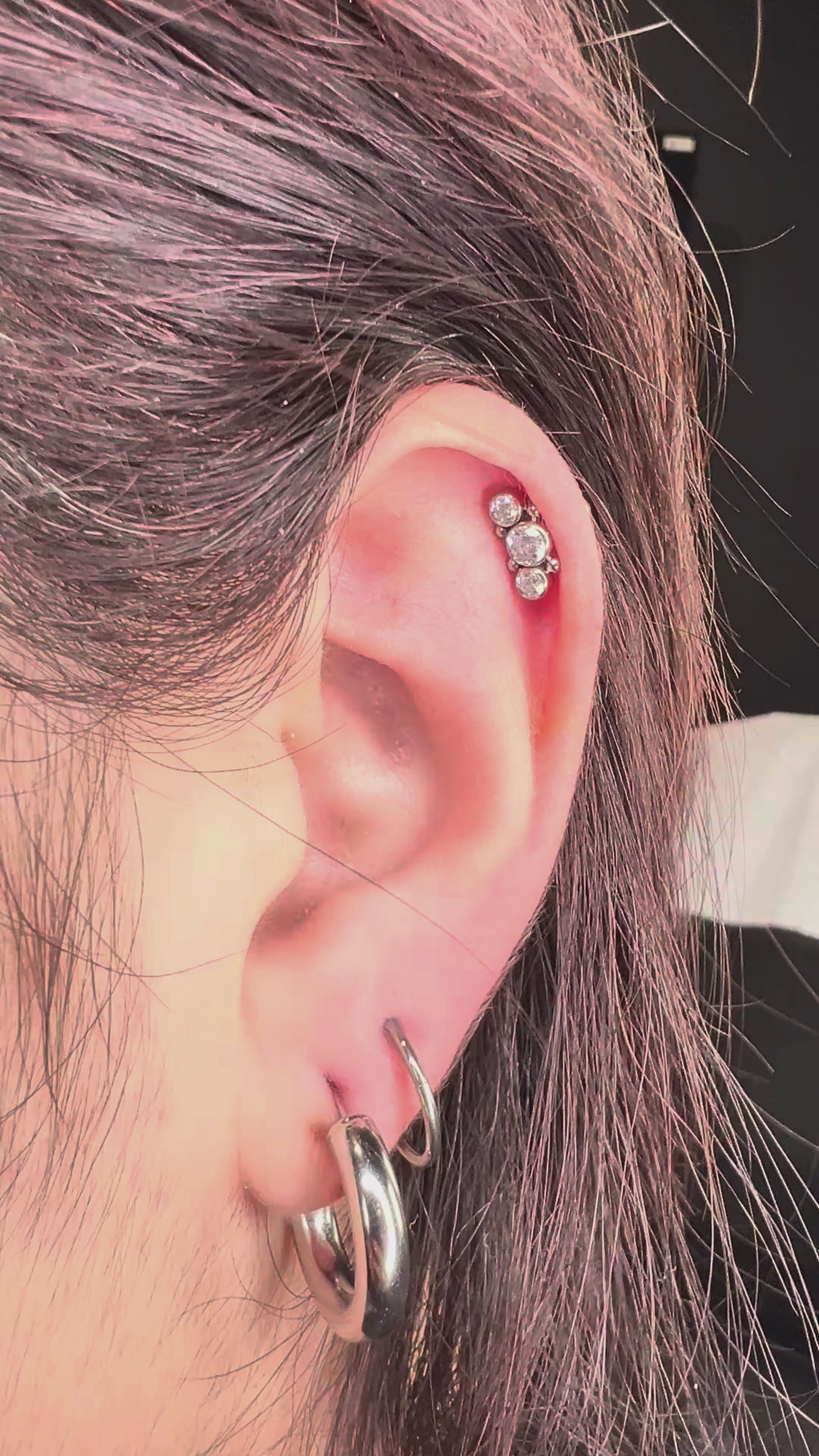 Dettaglio di una composizione piercing con Little Cluster sobrio ed elegante, montato su orecchio.
