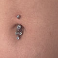Esprimi la tua personalità con Gipsy Navel in titanio, il piercing per ombelico dal design raffinato e moderno. Realizzato in titanio di alta qualità, questo gioiello è anallergico, leggero e sicuro sulla pelle, ideale anche per chi ha pelli sensibili o allergie ai metalli.