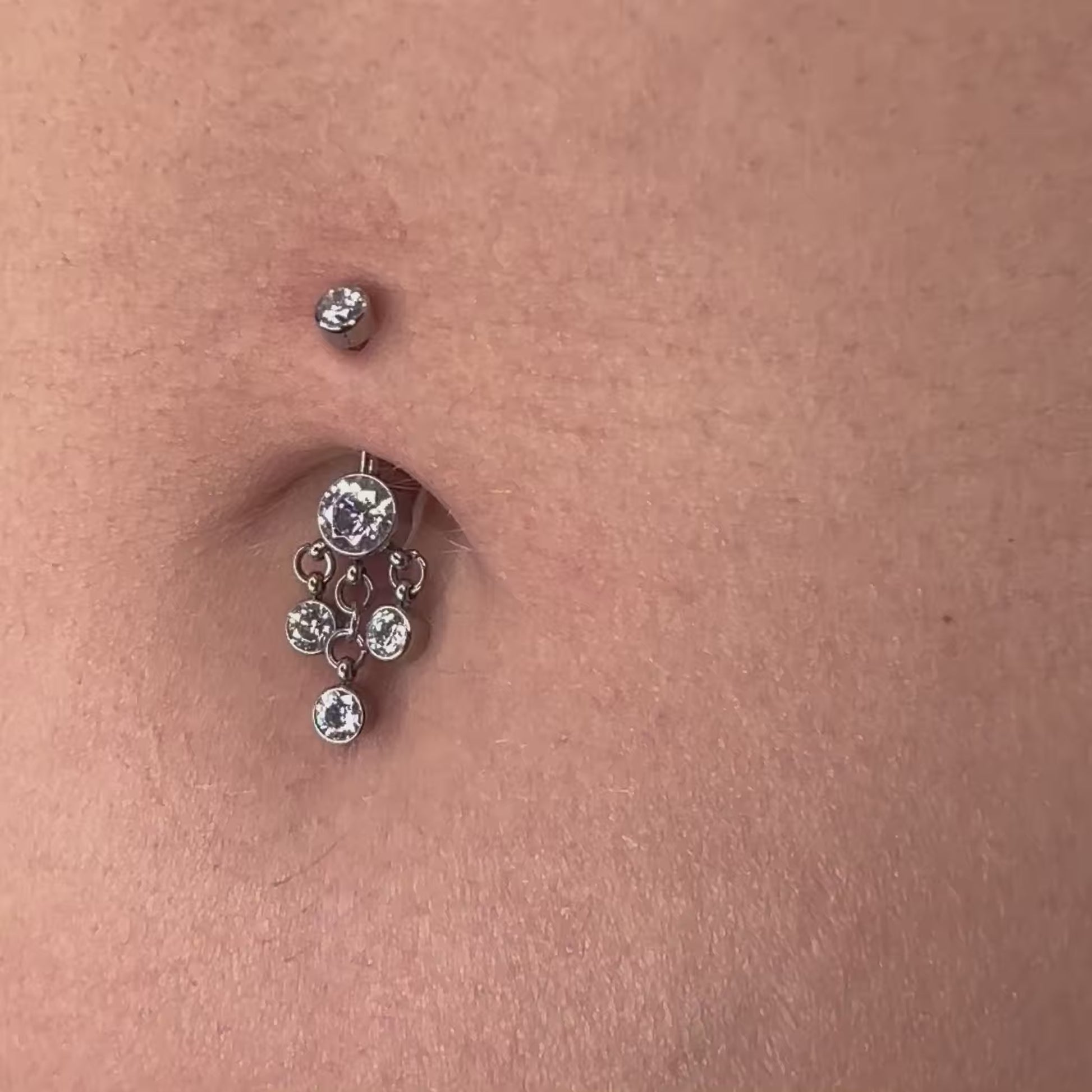 Esprimi la tua personalità con Gipsy Navel in titanio, il piercing per ombelico dal design raffinato e moderno. Realizzato in titanio di alta qualità, questo gioiello è anallergico, leggero e sicuro sulla pelle, ideale anche per chi ha pelli sensibili o allergie ai metalli.