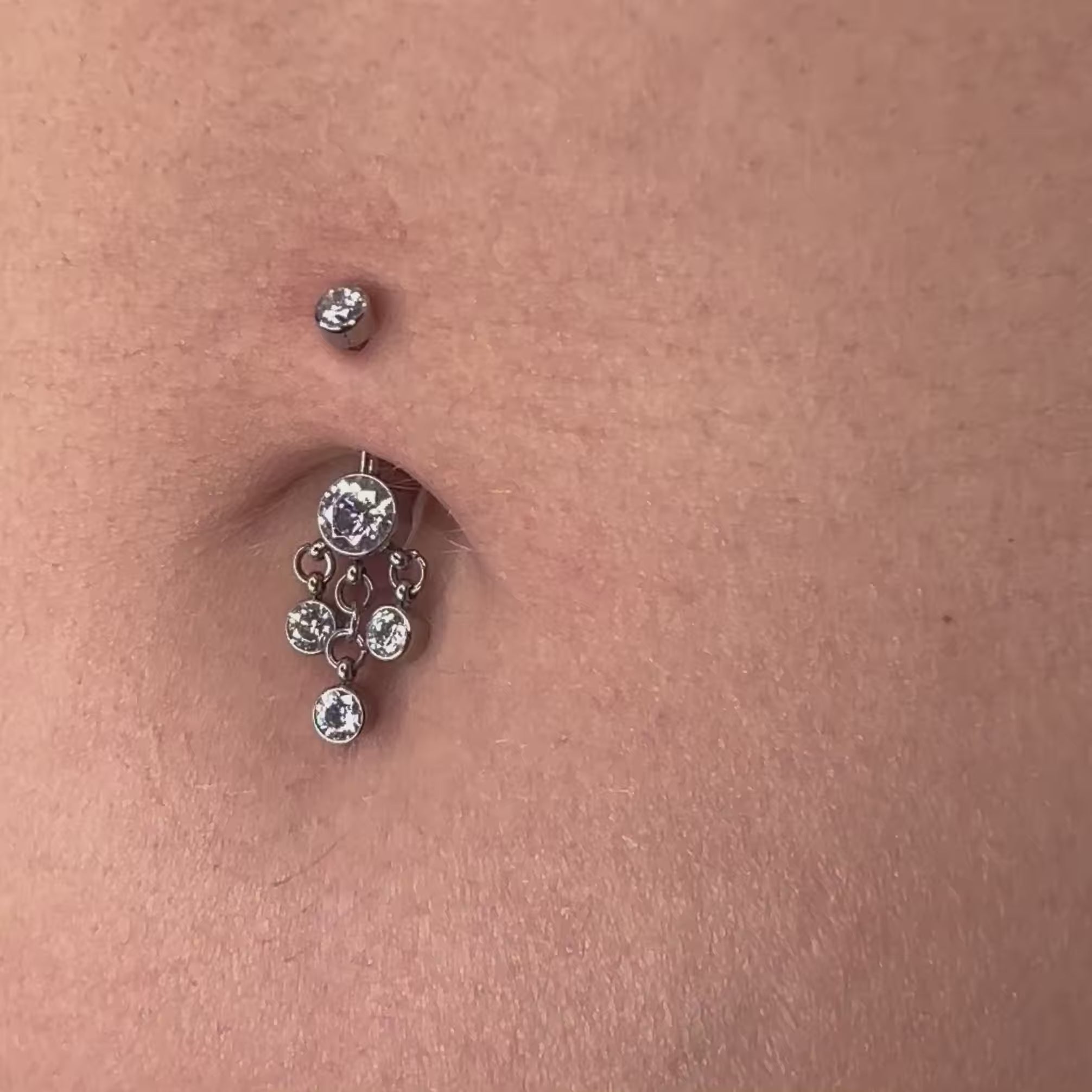 Esprimi la tua personalità con Gipsy Navel in titanio, il piercing per ombelico dal design raffinato e moderno. Realizzato in titanio di alta qualità, questo gioiello è anallergico, leggero e sicuro sulla pelle, ideale anche per chi ha pelli sensibili o allergie ai metalli.