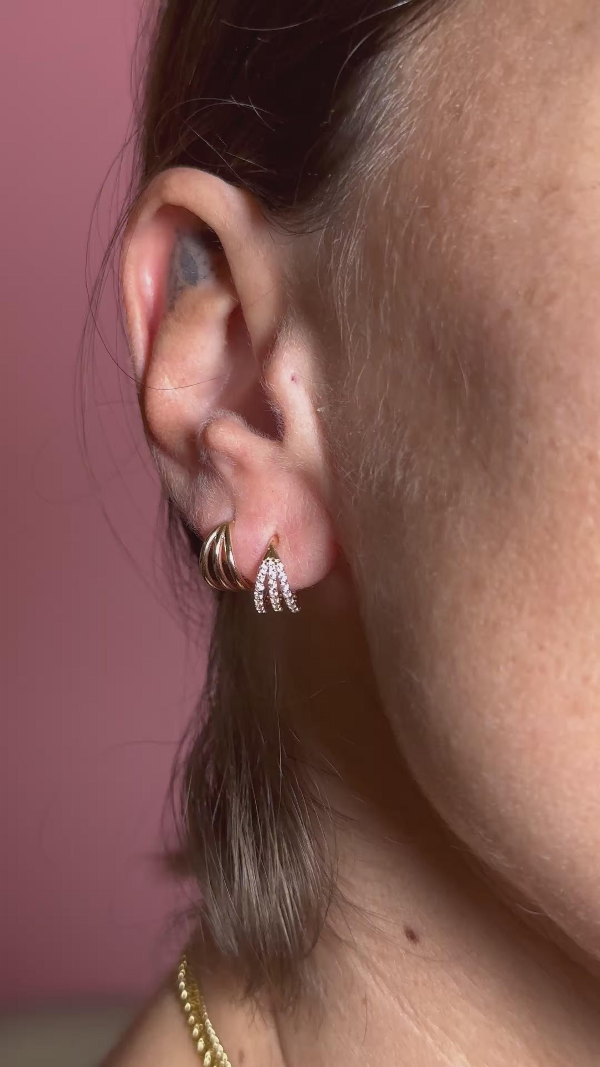 Il suo sistema clicker garantisce una chiusura sicura e pratica, mentre il design luminoso aggiunge un tocco sofisticato e contemporaneo al tuo look.
Perfetto per piercing a orecchio, naso o setto, il Triple Clicker Gold unisce stile, comfort e durabilità in un accessorio unico.