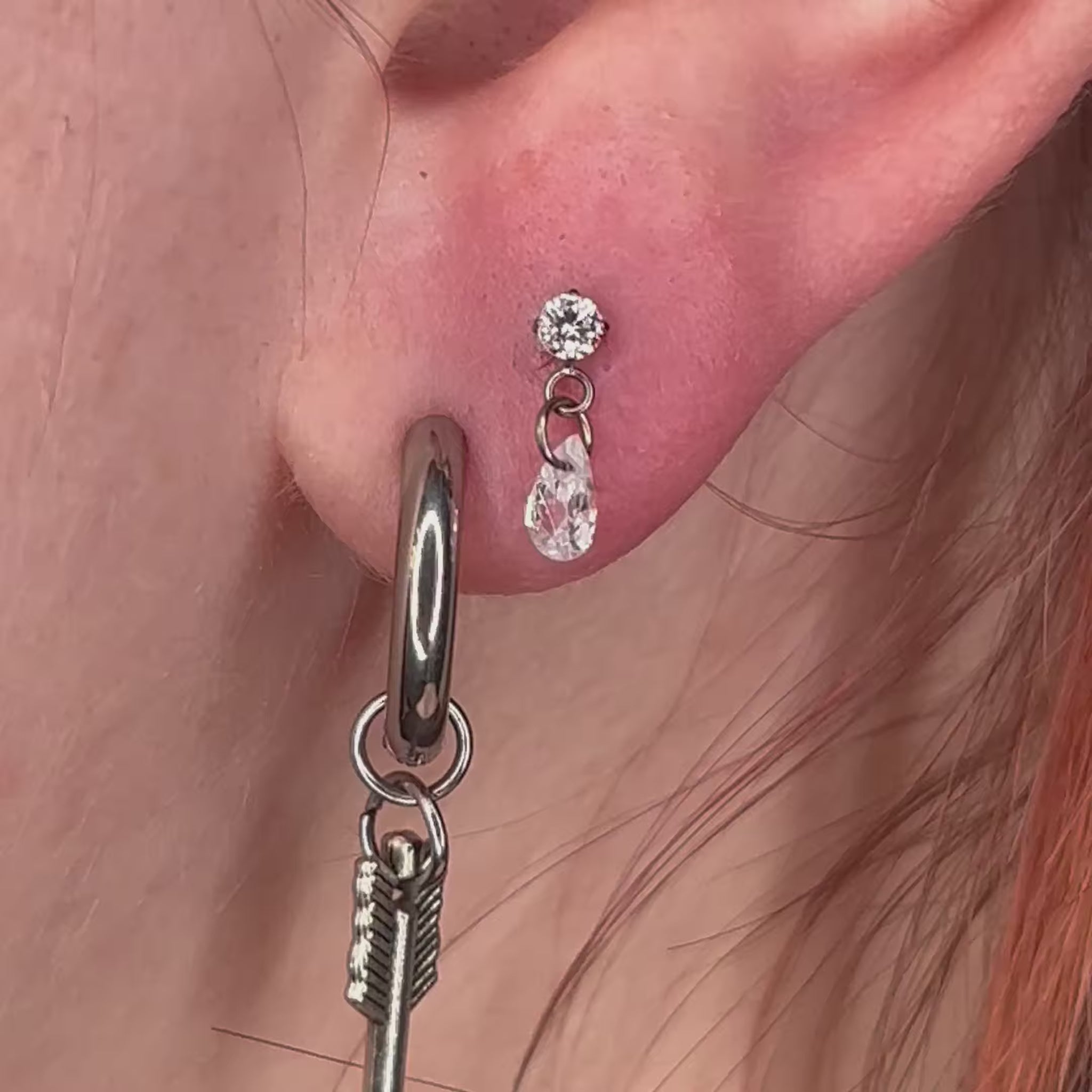 Piercing in titanio Dot Drop con design minimal a goccia elegante