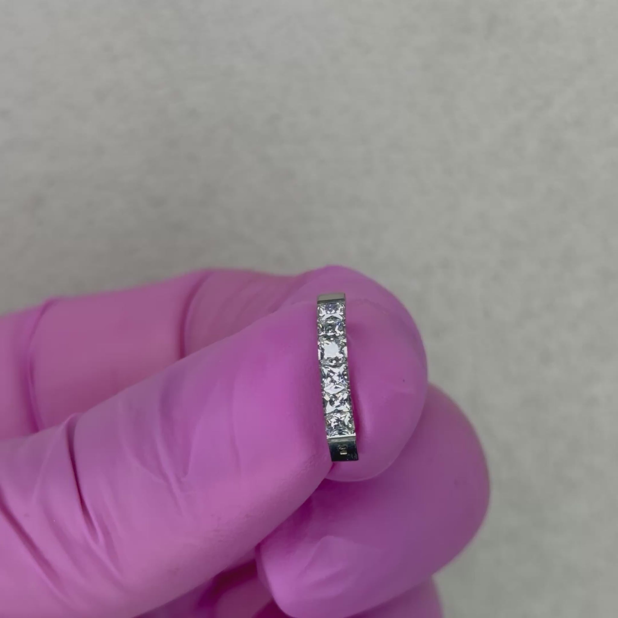Piercing da ombelico ad anello realizzato in Titanio ASTM F136, con una raffinata fila di cristalli luminosi che dona brillantezza e un tocco elegante al gioiello. Il design è perfetto per chi cerca un piercing ombelico in titanio che unisca comfort, semplicità e luminosità.