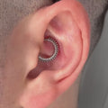 Piercing Indi Ring in titanio – anello elegante e resistente, ipoallergenico, perfetto per uno stile moderno e raffinato.