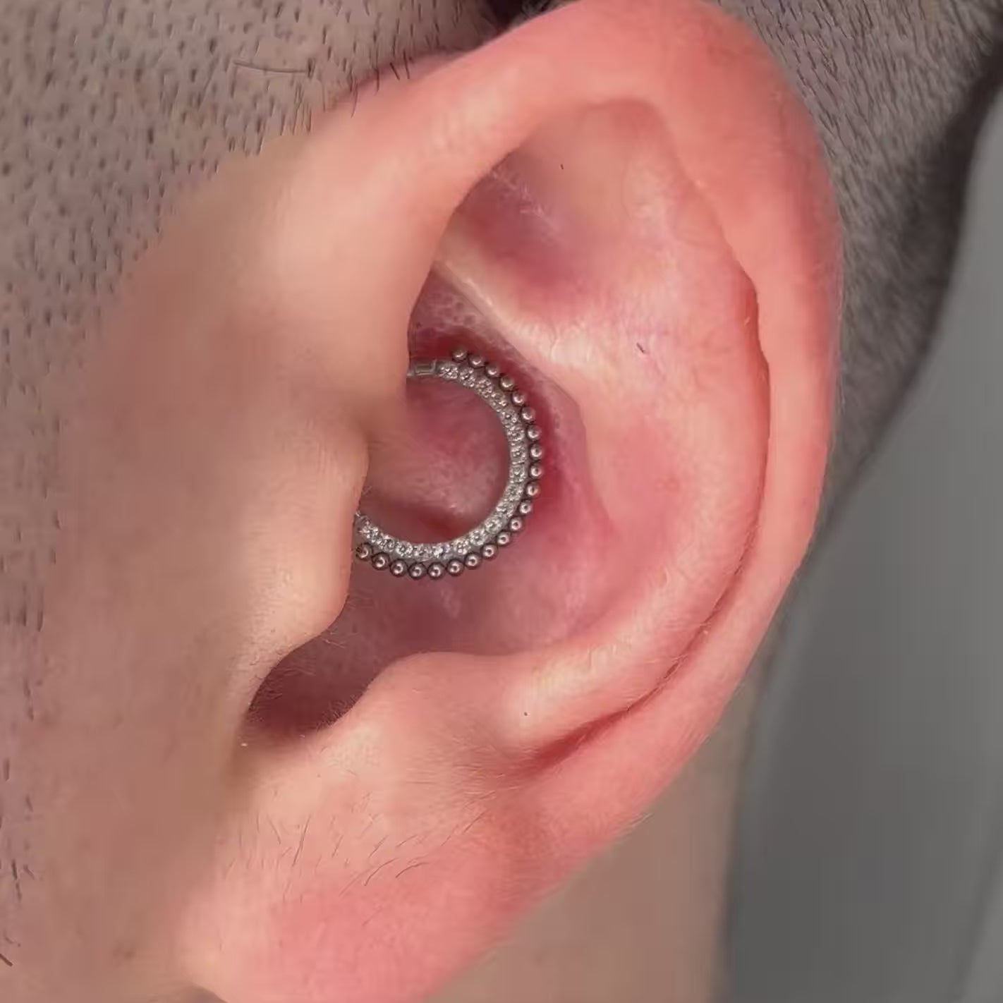 Piercing Indi Ring in titanio – anello elegante e resistente, ipoallergenico, perfetto per uno stile moderno e raffinato.