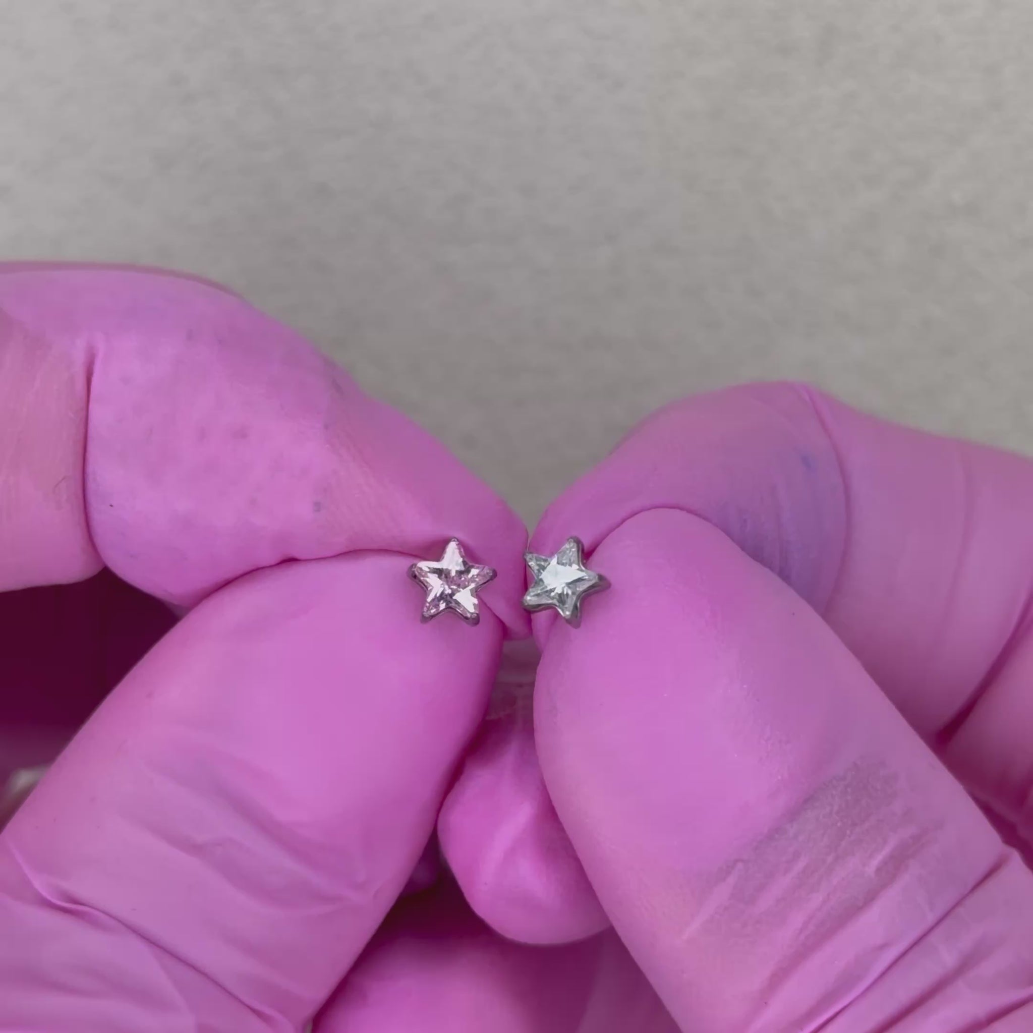 Questo gioiello in titanio è perfetto per aggiungere un tocco luminoso e giocoso al tuo ear styling. Disponibile nella versione crystal oppure rosa, per scegliere il dettaglio che più ti rappresenta.