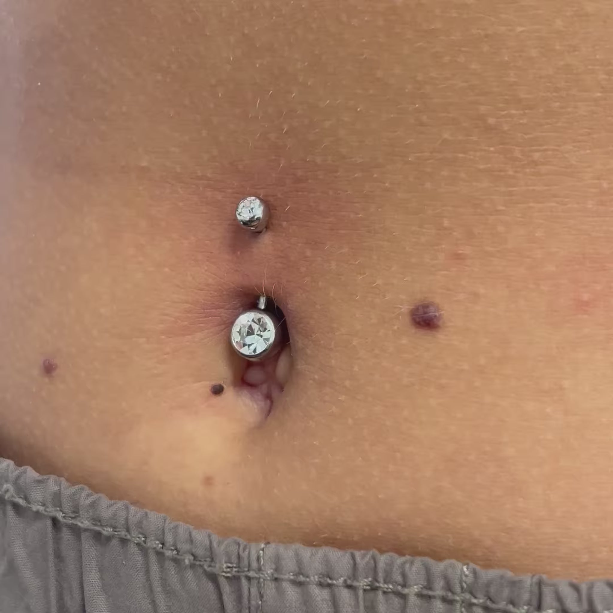 Piercing Bling Navel in titanio – barra curva per ombelico con gemme brillanti, ipoallergenico e resistente per un look luminoso.