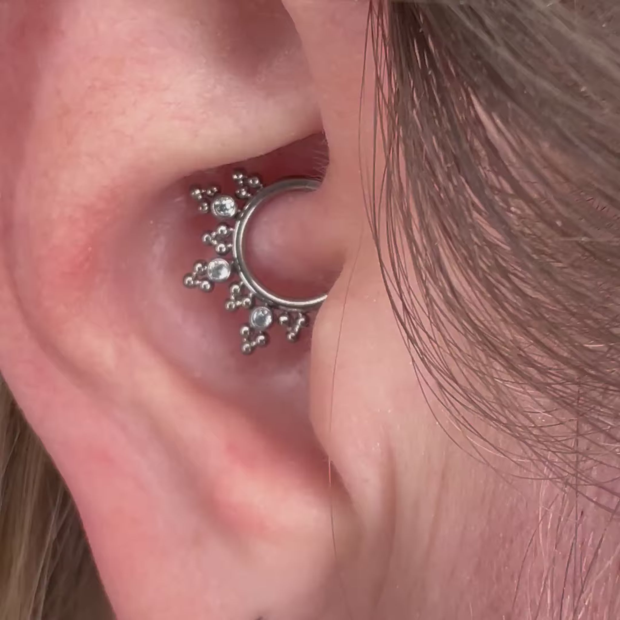 Illumina il tuo look con Egypt Bling Clicker in titanio, il piercing elegante e raffinato ispirato al fascino dell’arte egizia.