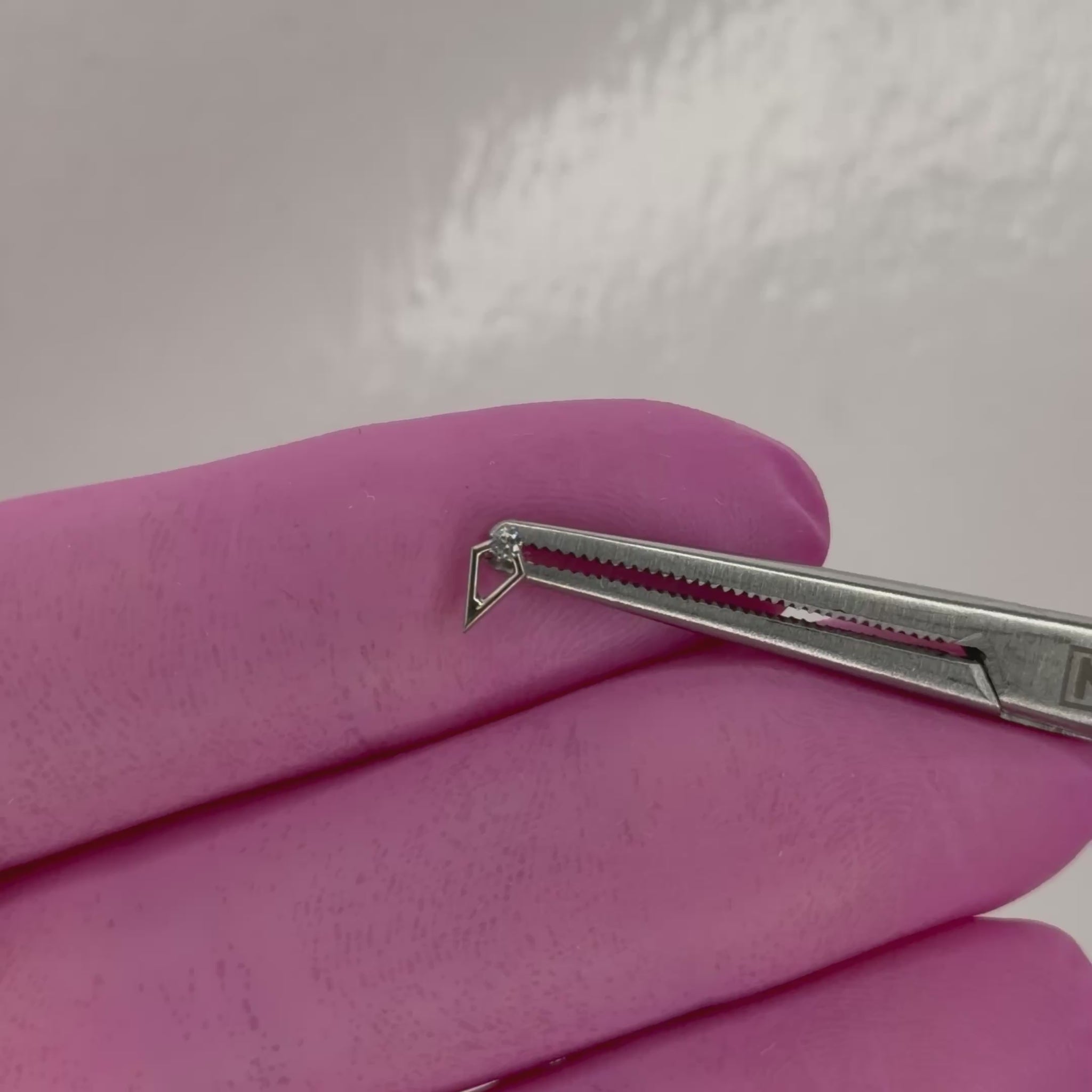 Terminale piercing in titanio ASTM F136 con design geometrico a goccia e zircone brillante. Ideale per lobo, helix, flat, trago e conch. Ipoallergenico, nickel free e anodizzabile.