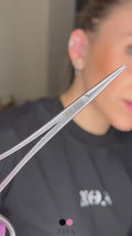 Le Pinze Noa Ink sono progettate per garantire massima precisione, comfort e sicurezza durante ogni sessione di tatuaggio o piercing.
Realizzate con materiali di alta qualità, assicurano una presa stabile e un controllo ottimale, permettendo di lavorare con cura e accuratezza anche nei dettagli più fini.