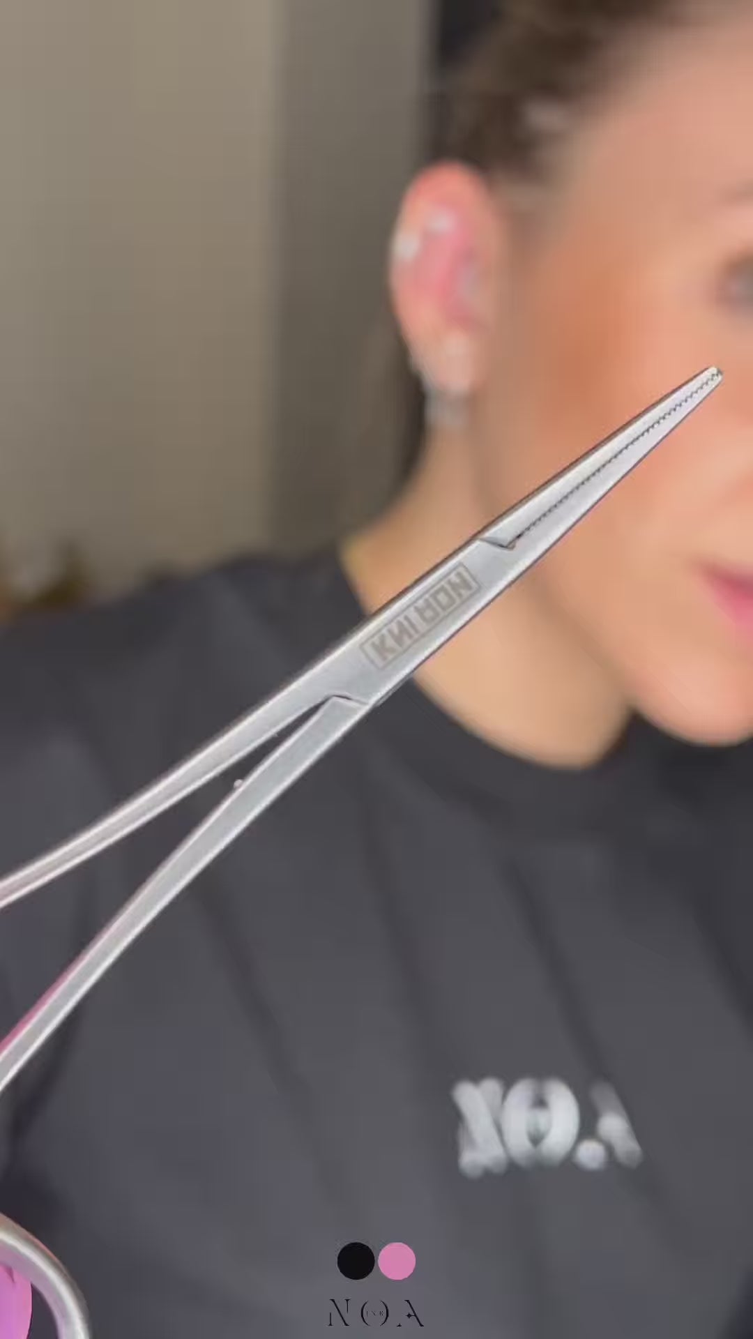 Le Pinze Noa Ink sono progettate per garantire massima precisione, comfort e sicurezza durante ogni sessione di tatuaggio o piercing.
Realizzate con materiali di alta qualità, assicurano una presa stabile e un controllo ottimale, permettendo di lavorare con cura e accuratezza anche nei dettagli più fini.