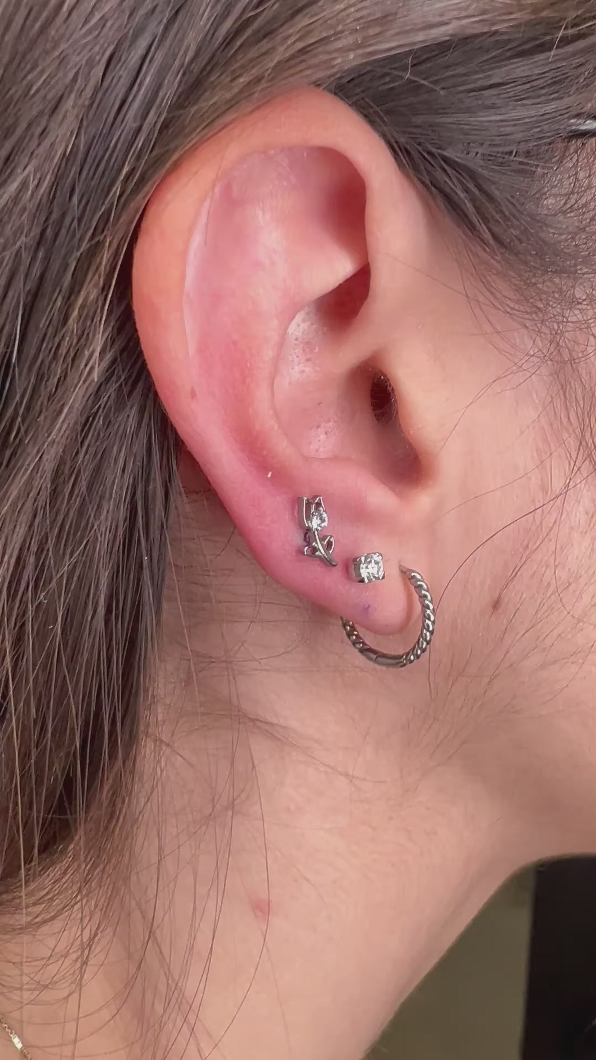 Piercing a forma di tulipano (Tulip) con gemma singola, base in titanio di grado implantare ASTM F136. Gioiello floreale minimal.