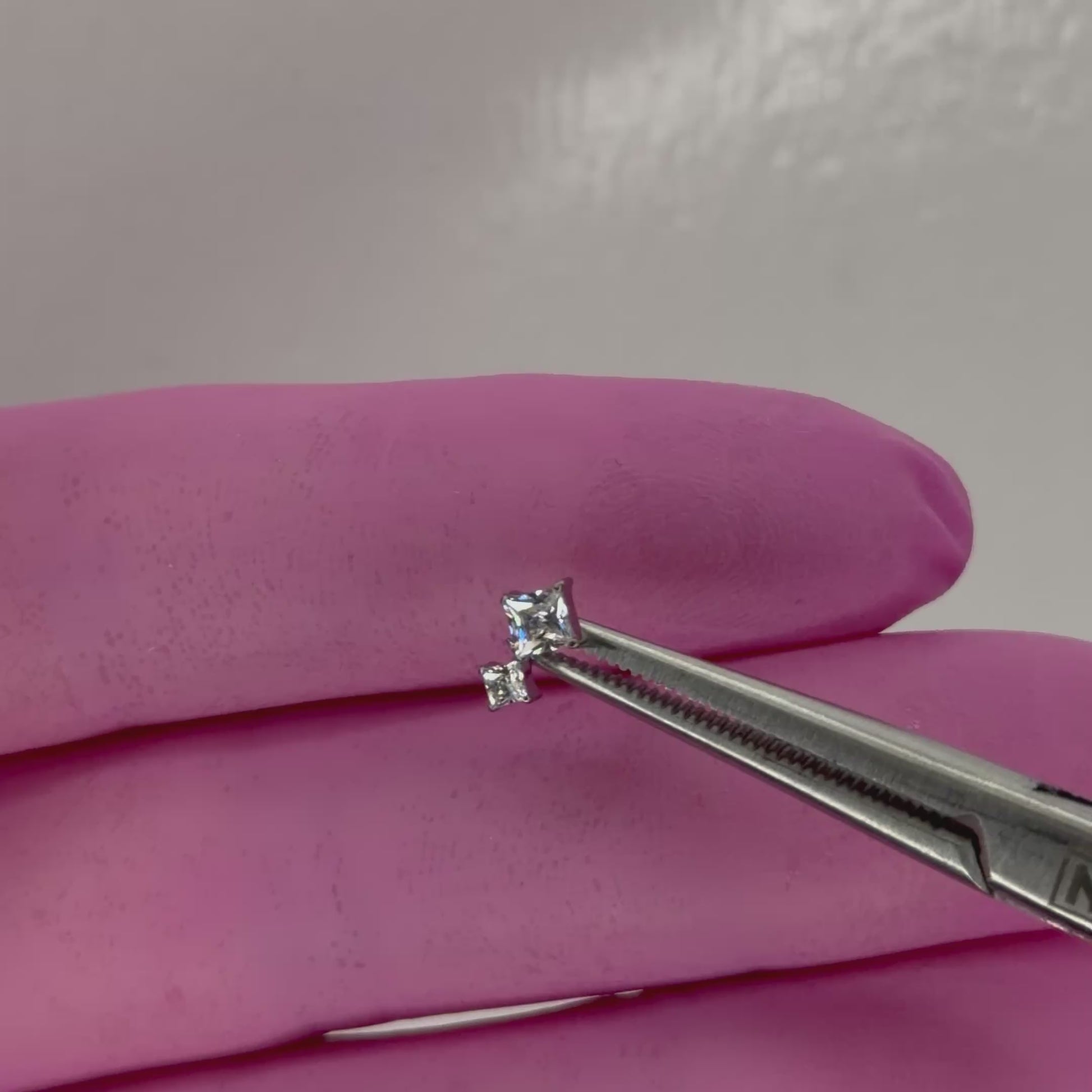 Terminale per piercing in titanio ASTM F136 con doppio zircone taglio princess. Adatto per lobo, helix, flat, trago e conch. 