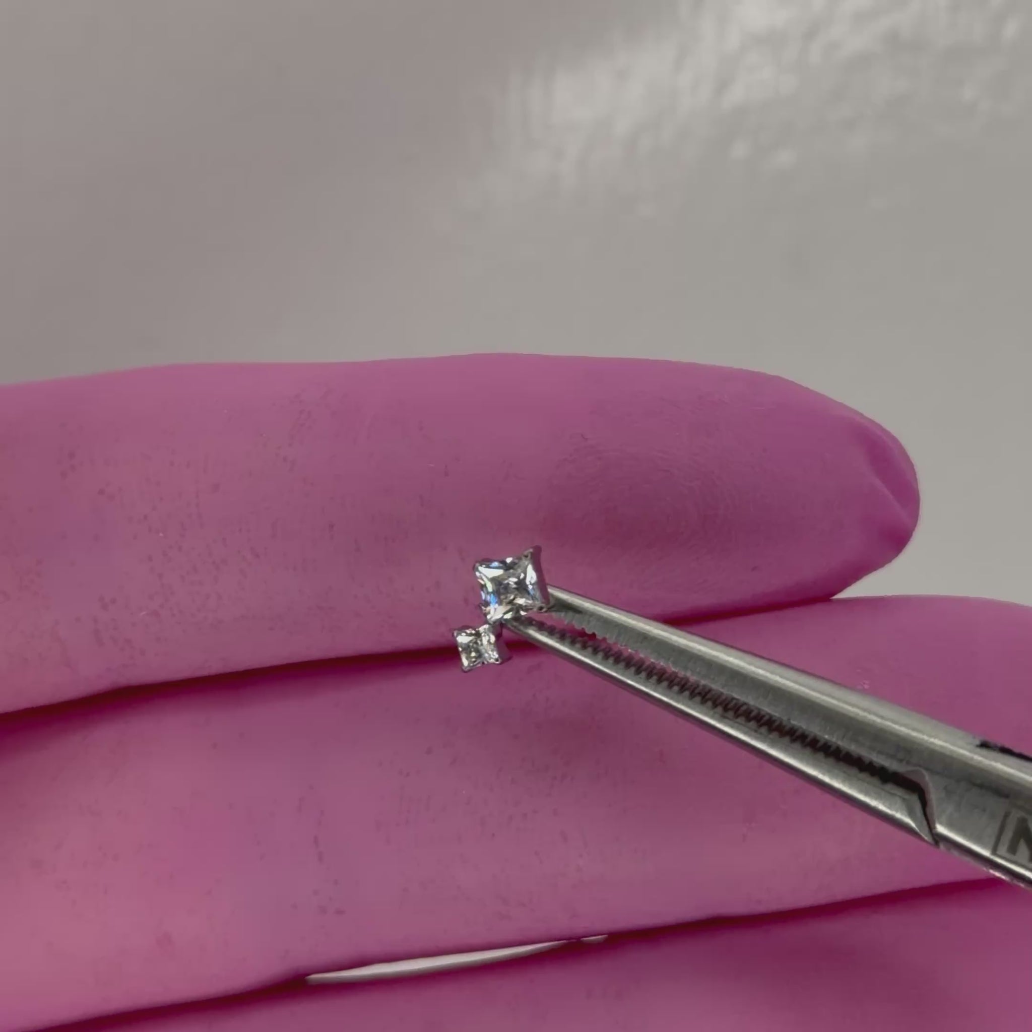 Terminale per piercing in titanio ASTM F136 con doppio zircone taglio princess. Adatto per lobo, helix, flat, trago e conch. 