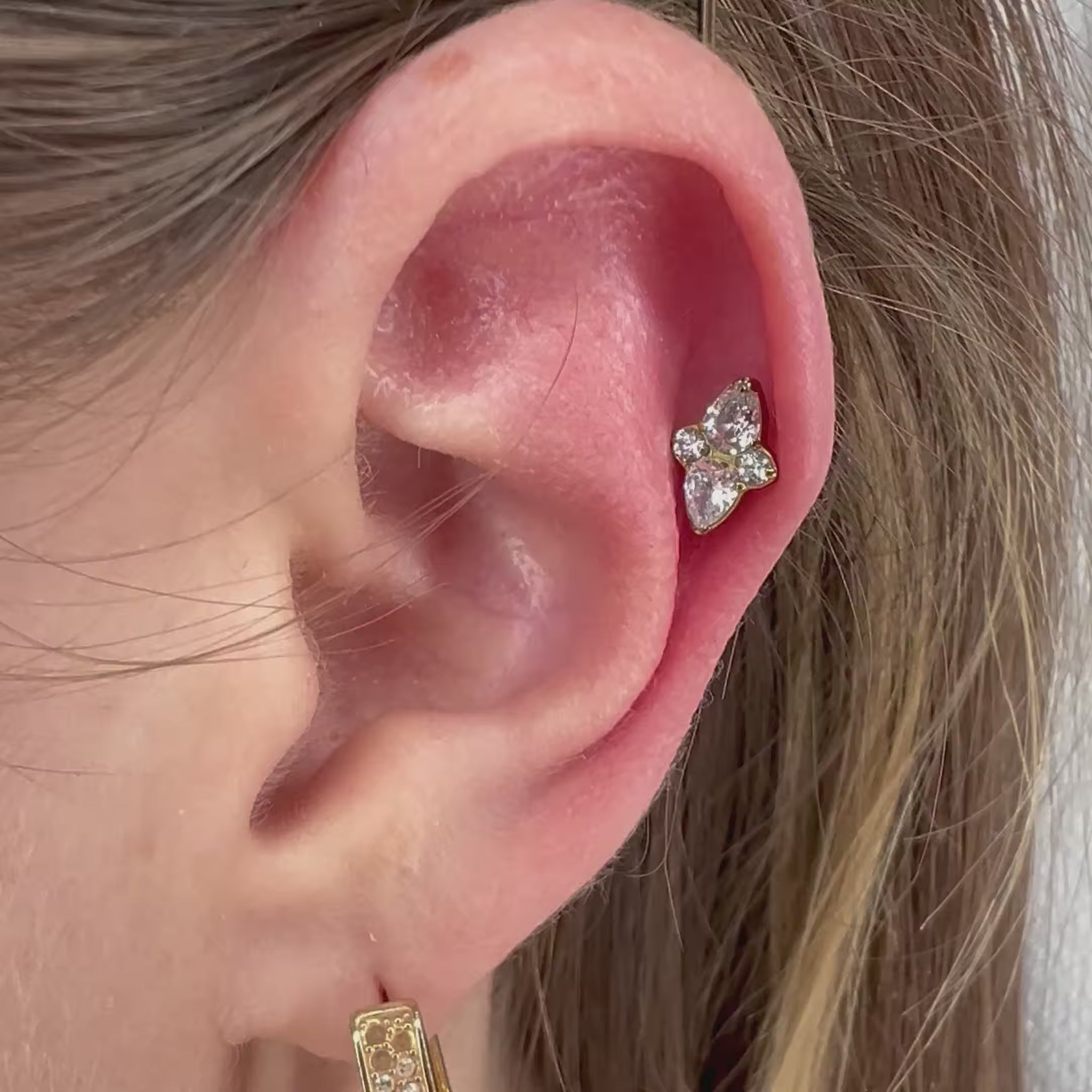 Gioiello Orecchio Riri Titanio con cluster di Cubic Zirconia, forma a losanga (rombo), ipoallergenico