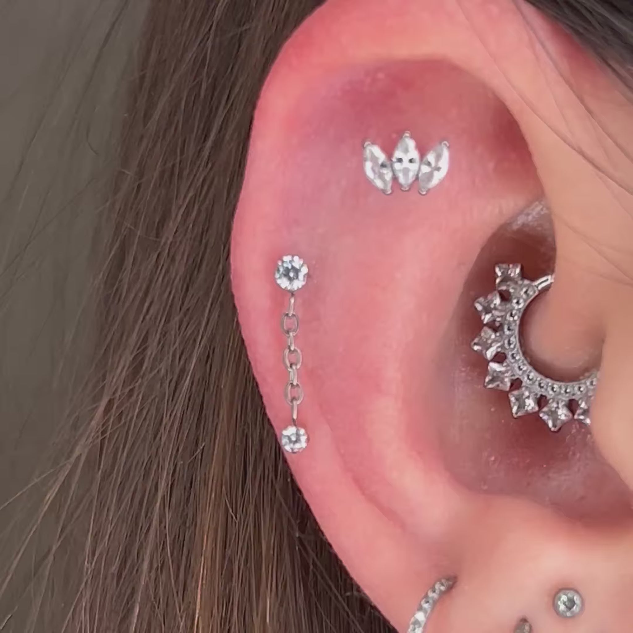 Piercing Orecchio Pendente Catenella (Dot Chain) in titanio, due brillantini (zirconi)