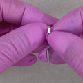 Gioiello per piercing in Titanio dal design elegante e deciso, caratterizzato da un raffinato dettaglio baguette, un cristallo centrale e un originale pendente a punta. La combinazione di forme geometriche e dettagli luminosi crea un gioiello moderno e particolare.
Perfetto per valorizzare lobo, helix e flat, soprattutto se cerchi un piercing che aggiunga un tocco luminoso e distintivo alla composizione dell’orecchio.
