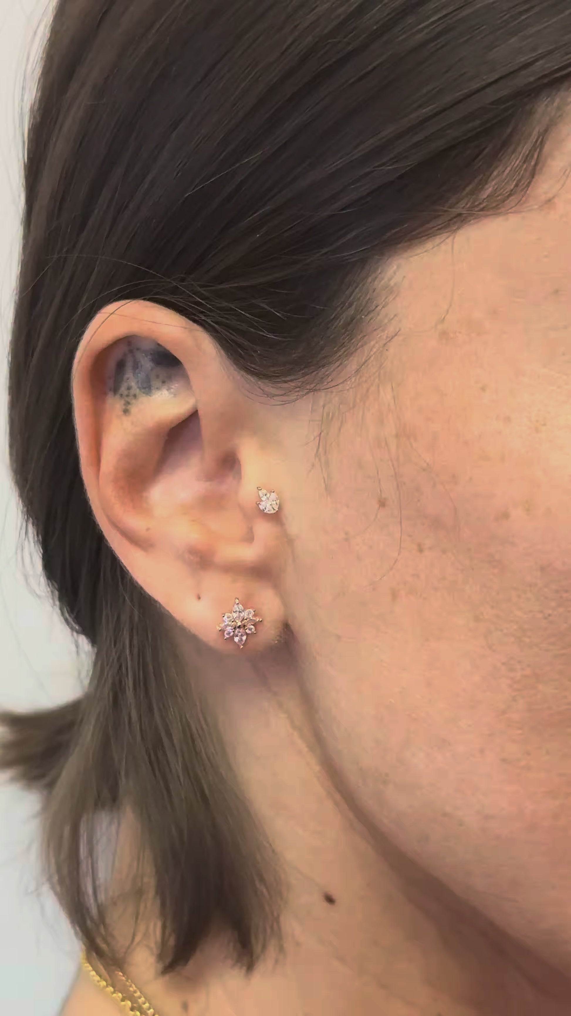 Golden Petals piercing in oro, gioiello elegante con motivo a petali luminosi