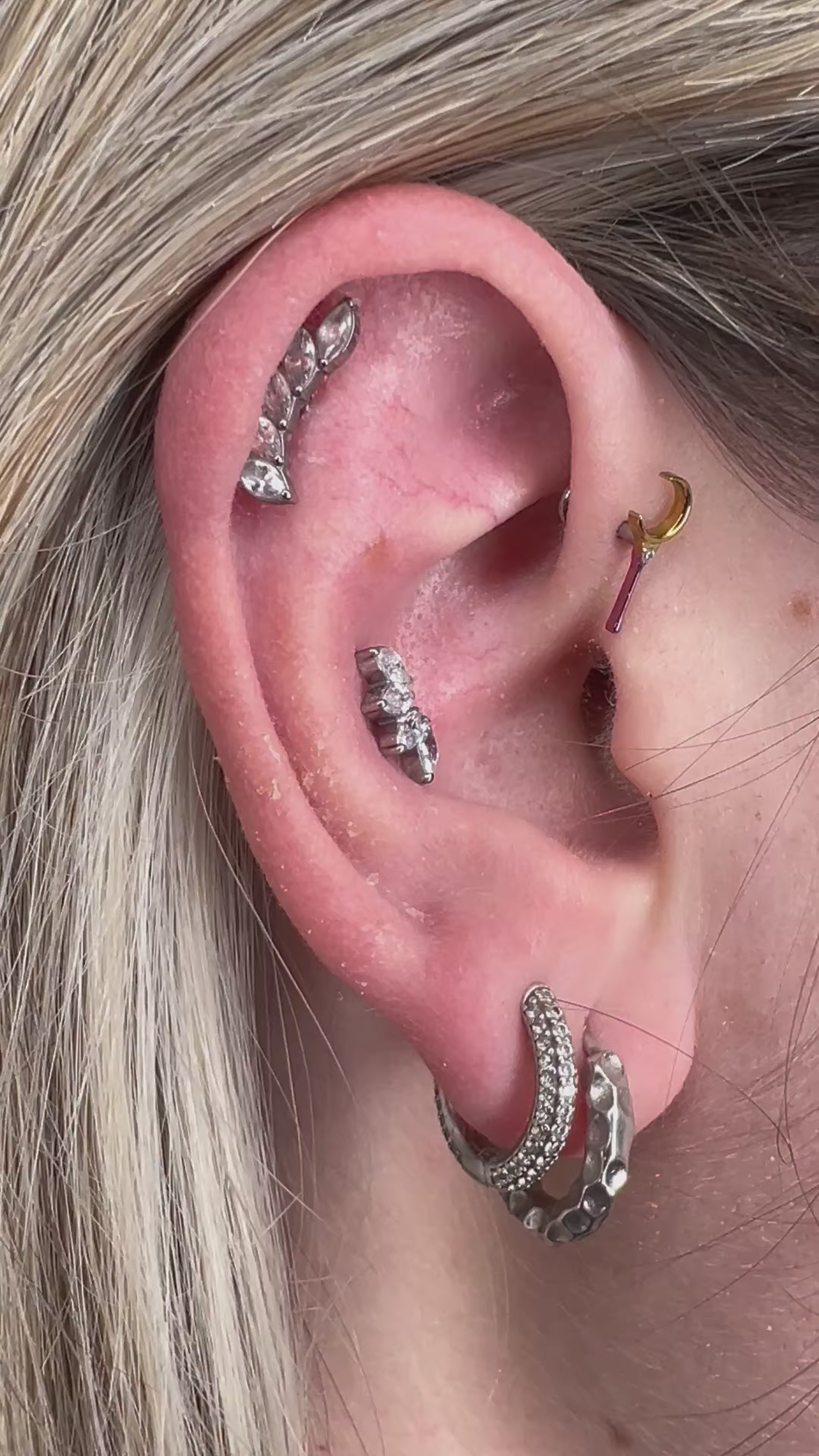 Piercing simbolico Luna Crescente e Stella in titanio di grado implantare ASTM F136. Gioiello con design cosmico.