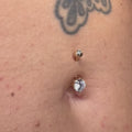 Il Bright Navel in Oro è il piercing perfetto per chi desidera un gioiello luminoso e raffinato. Realizzato in oro 14K , offre brillantezza, resistenza e comfort durante tutto il giorno.