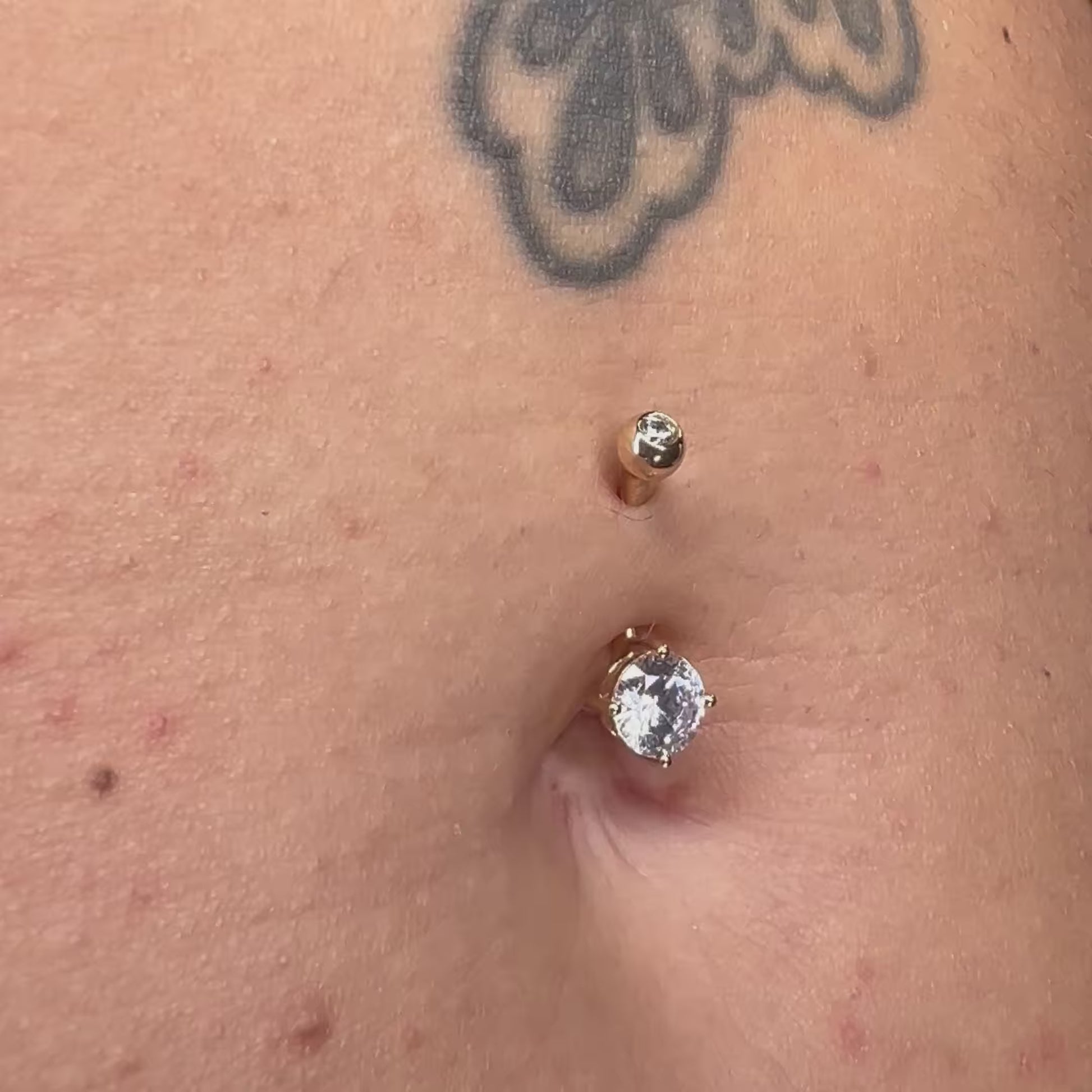 Il Bright Navel in Oro è il piercing perfetto per chi desidera un gioiello luminoso e raffinato. Realizzato in oro 14K , offre brillantezza, resistenza e comfort durante tutto il giorno.