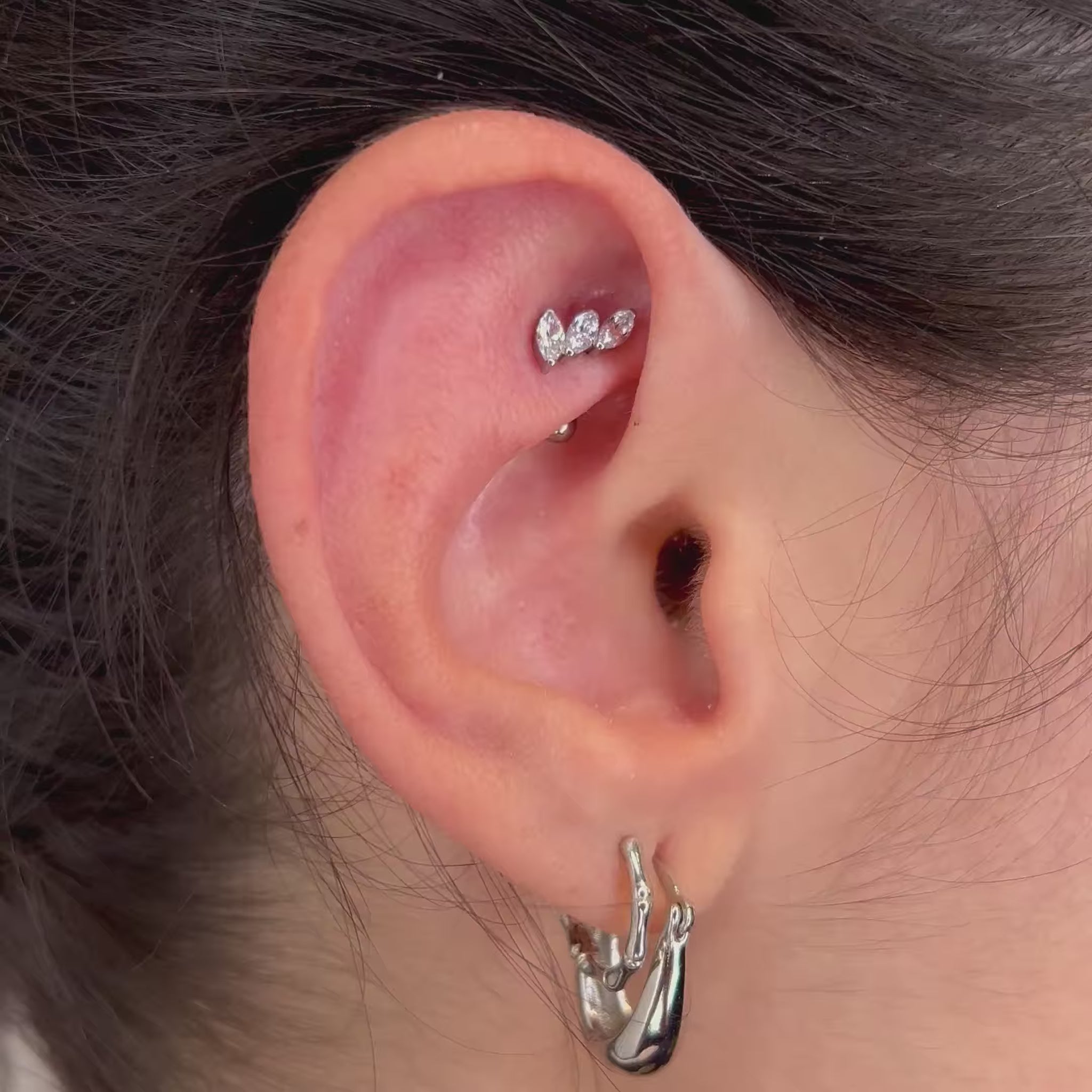 Piercing Mini Leaf in titanio lucido, con piccolo motivo a foglia, design minimal e brillante.