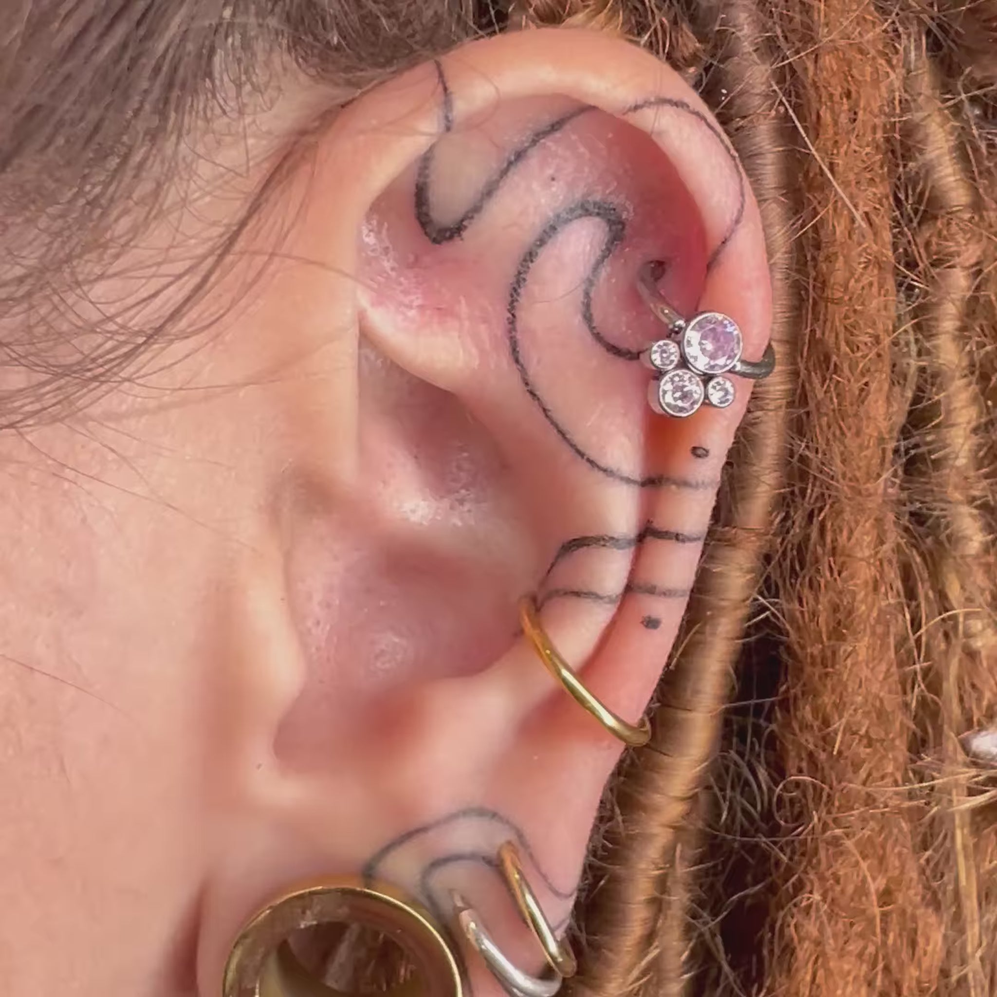 Piercing Mini Bubble Circle in titanio – anello con dettagli a bolle, ipoallergenico e resistente, perfetto per uno stile moderno ed elegante.