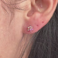 Gioiello piercing Flower Opal Color in titanio chirurgico con fiore di opale multicolore, anallergico e resistente, ideale per piercing helix o conch.